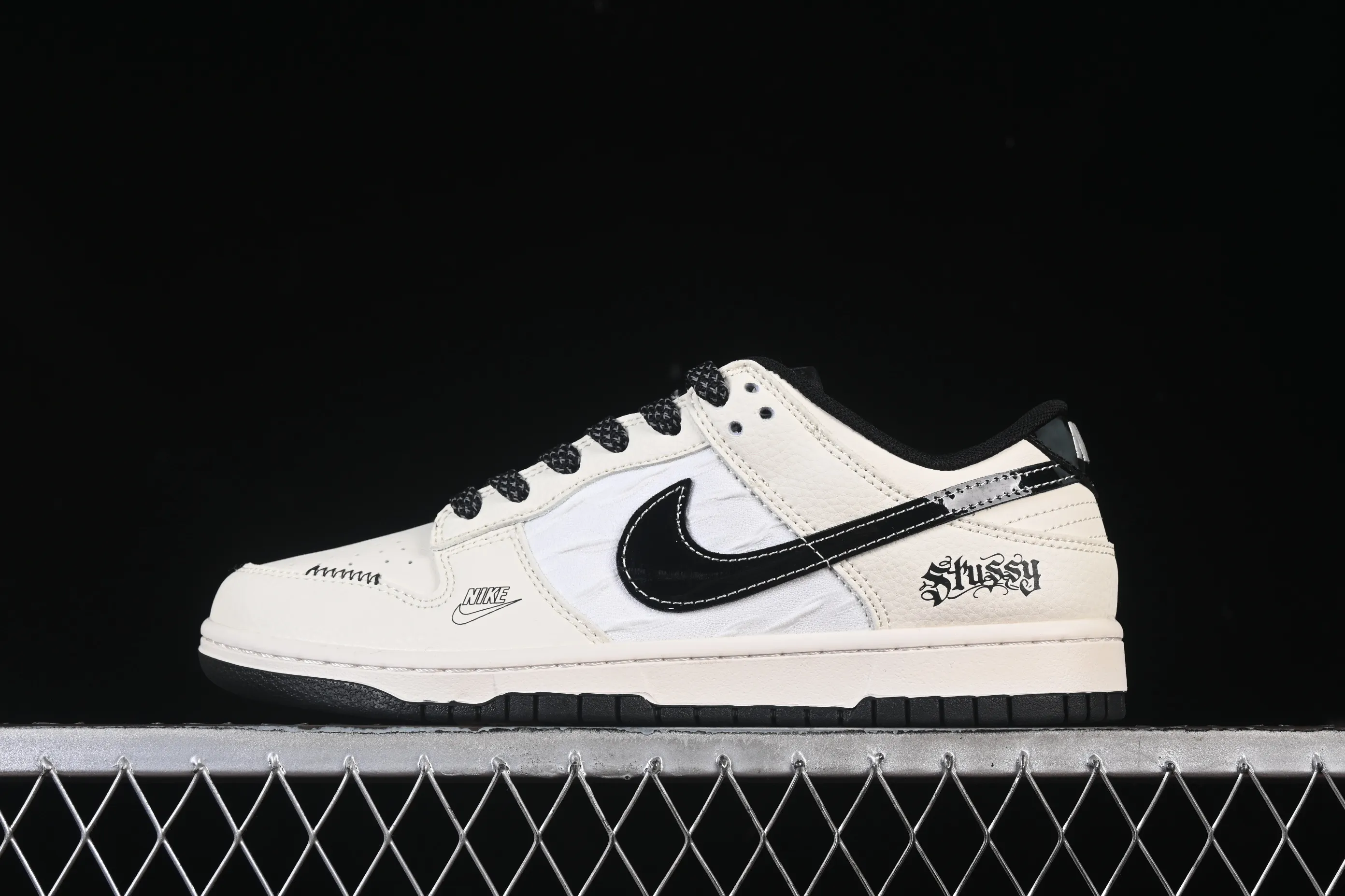 All categories Nk SB Dunk Series Nk SB Dunk Low High-end customized low-top sneakers Nike SB Dunk Low Stusi co-branded woven beige black hook Anniversary high-end customized low-top casual sneakers QW5836-011